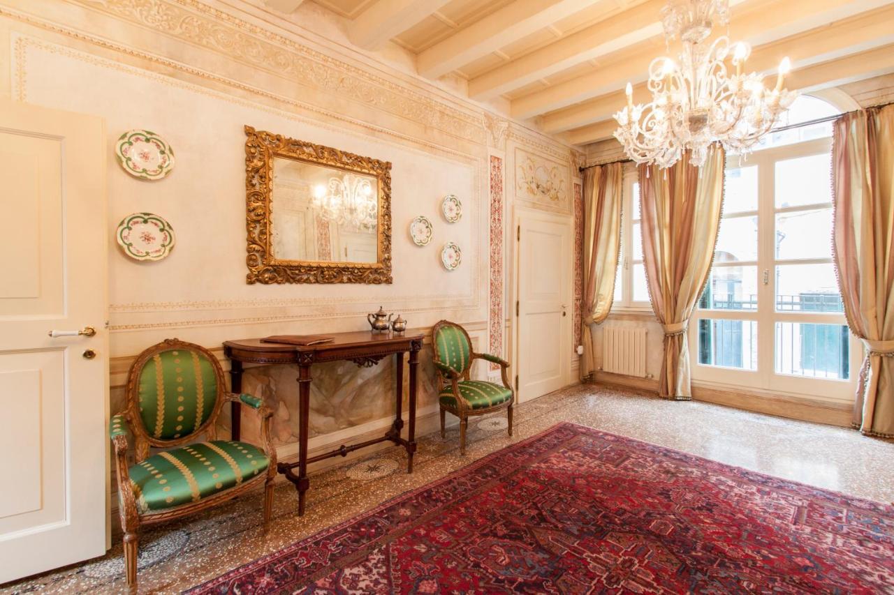 Explore Venice From A Sophisticated Hideaway In San Polo Luaran gambar